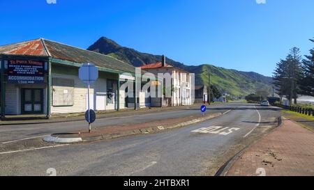 Il piccolo villaggio di Tokomaru Bay nella regione di Tairawhiti della Nuova Zelanda. Edifici storici e abbandonati sulla strada costiera Foto Stock