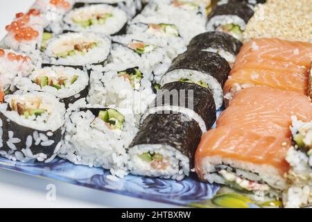 Close-up shot of delicious different types of rolled sushi Foto Stock