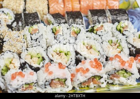 Primo piano di deliziosi diversi tipi di sushi arrotolato Foto Stock