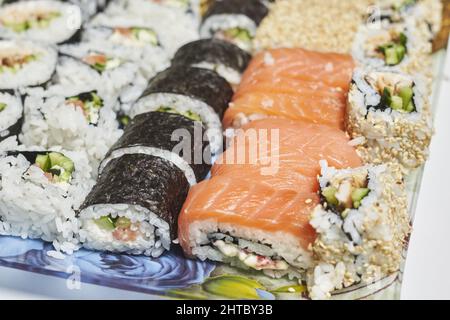 Primo piano di deliziosi diversi tipi di sushi arrotolato Foto Stock