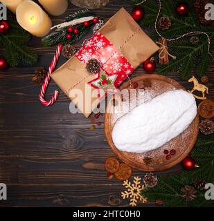 Tradizionale torta di Natale e decorazioni di Capodanno su sfondo in legno Foto Stock