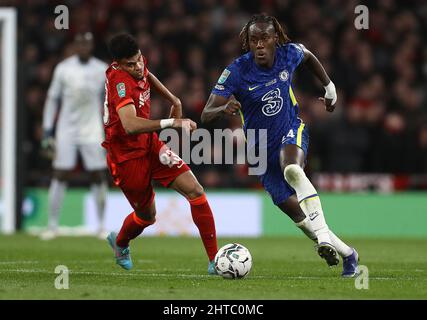 Londra, Inghilterra, 27th febbraio 2022. Trevoh Chalobah di Chelsea Luis Diaz di Liverpool durante la partita della Carabao Cup al Wembley Stadium di Londra. Il credito dell'immagine dovrebbe leggere: Paul Terry / credito dello Sportimage: Notizie dal vivo dello Sportimage/Alamy Foto Stock