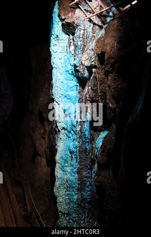 formazione di crisocolla blu sulla parete della miniera. Foto di alta qualità Foto Stock
