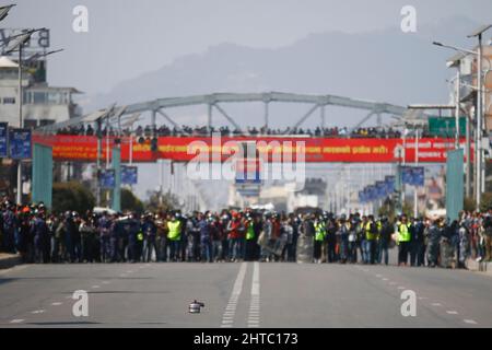 Kathmandu, Nepal. 28th Feb 2022. Un sospetto oggetto è posto fuori del Parlamento federale, un giorno dopo che il governo del Nepal ha approvato la concessione di 500 milioni di dollari degli Stati Uniti proposto Millennium Challenge Corporation (MCC) durante uno sciopero generale chiamato da Biplov guidato Maoist Center e altri partiti di opposizione a Kathmandu, Nepal lunedì, Febbraio 28, 2022. (Credit Image: © Skanda Gautam/ZUMA Press Wire) Credit: ZUMA Press, Inc./Alamy Live News Foto Stock