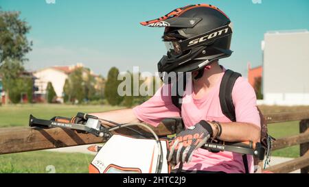 Scatto di un pilota sicuro di una Motard KTM arancione Foto Stock