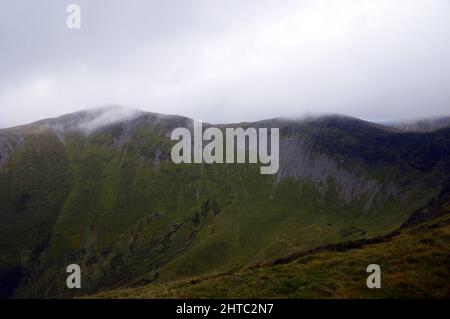 I Wainwrights 'Grisedale Pike' e 'Hobcarton Crag' dalla cima di 'Ladyside Pike' nel Lake District National Park, Cumbria, Inghilterra, Regno Unito. Foto Stock