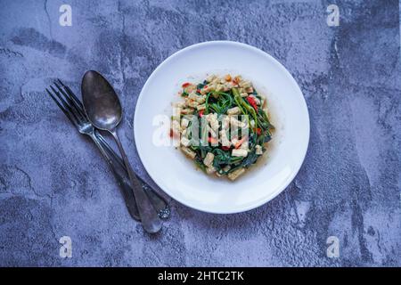 Mescolare acqua fritta Spinach mattina Gloria con tempeh Tumis Kangkung tempe Foto Stock