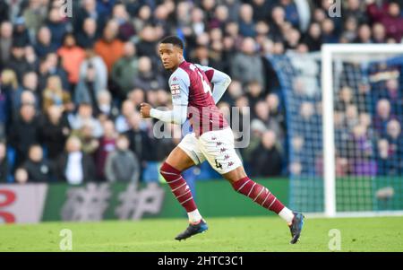 Ezri Konsa di Aston Villa durante la partita della Premier League tra Brighton e Hove Albion e Aston Villa all'American Express Stadium , Brighton , Regno Unito - 26th Febbraio 2022 Foto Simon Dack/Telephoto Images. - Solo per uso editoriale. Nessun merchandising. Per le immagini di calcio si applicano le restrizioni di fa e Premier League inc. Nessun utilizzo di Internet/cellulare senza licenza FAPL - per i dettagli contattare Football Dataco Foto Stock