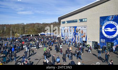 Tifosi al di fuori dello stadio come il calcio d'inizio è ritardato a causa di problemi di traffico prima della partita della Premier League tra Brighton e Hove Albion e Aston Villa all'American Express Stadium , Brighton , Regno Unito - 26th Febbraio 2022 Foto Simon Dack/Telephoto Images. - Solo per uso editoriale. Nessun merchandising. Per le immagini di calcio si applicano le restrizioni di fa e Premier League inc. Nessun utilizzo di Internet/cellulare senza licenza FAPL - per i dettagli contattare Football Dataco Foto Stock