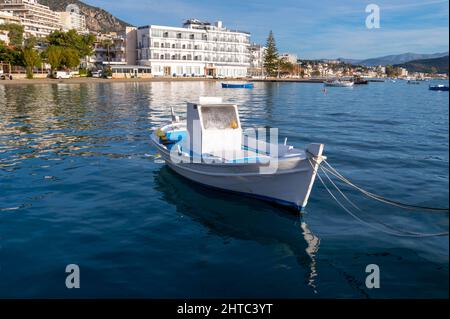 Barche da pesca tradizionali a Tolo, Grecia Foto Stock