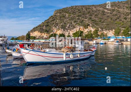 Barche da pesca tradizionali a Tolo, Grecia Foto Stock