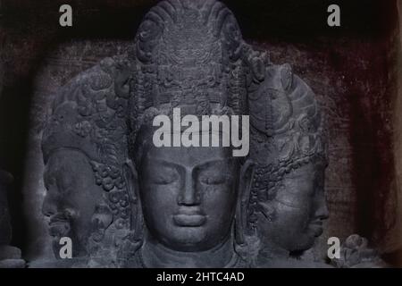 Vista di Trimurti nelle grotte di Elephanta vicino Mumbai, Maharashtra, India, Asia Foto Stock