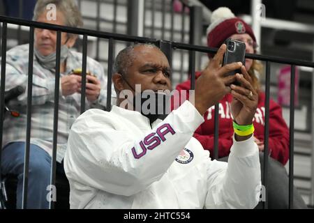 Randall Cunningham allena sua figlia Vashti Cunningham (non raffigurata) durante il salto in alto femminile al campionato indoor USA al Podium, S. Foto Stock