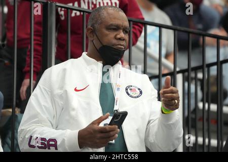 Randall Cunningham allena sua figlia Vashti Cunningham (non raffigurata) durante il salto in alto femminile al campionato indoor USA al Podium, S. Foto Stock