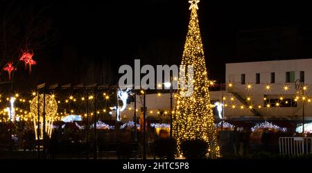 Decorazioni natalizie nel parco cittadino di Constanta in Romania Foto Stock