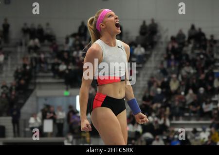 Sandi Morris festeggia dopo aver vinto la pole vault femminile a 15-9 (4,80 m) durante gli USA Indoor Championships sul podio, domenica 27 febbraio 2022, a Spokane, lavaggio Foto Stock