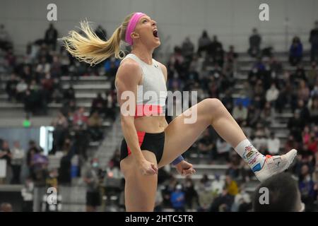 Sandi Morris festeggia dopo aver vinto la pole vault femminile a 15-9 (4,80 m) durante gli USA Indoor Championships sul podio, domenica 27 febbraio 2022, a Spokane, lavaggio Foto Stock