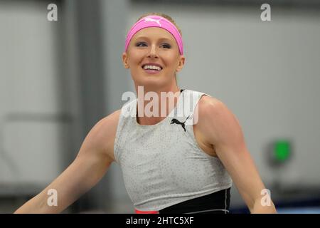 Sandi Morris festeggia dopo aver vinto la pole vault femminile a 15-9 (4,80 m) durante gli USA Indoor Championships sul podio, domenica 27 febbraio 2022, a Spokane, lavaggio Foto Stock