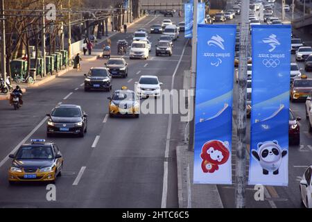 Pechino, Pechino, Cina. 28th Feb 2022. Il 27 febbraio 2022, Pechino, la corsia olimpica si trova sulla Quarta circonvallazione nel nord-ovest del Distretto di Haidian. Si riferisce che le Paralimpiadi invernali di Pechino 2022 saranno aperte il 4 marzo. Al fine di garantire il normale funzionamento del traffico durante i giochi paraolimpici invernali, Secondo la ''comunicazione sulle misure temporanee di gestione del traffico durante le Olimpiadi invernali di Pechino 2022 e le Paralimpiadi invernali'' emessa dal governo popolare municipale di Pechino il 14 gennaio e emessa dal controllo del traffico pubblico di pubblica sicurezza municipale D. Foto Stock