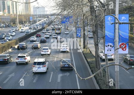 Pechino, Pechino, Cina. 28th Feb 2022. Il 27 febbraio 2022, Pechino, la corsia olimpica si trova sulla Quarta circonvallazione nel nord-ovest del Distretto di Haidian. Si riferisce che le Paralimpiadi invernali di Pechino 2022 saranno aperte il 4 marzo. Al fine di garantire il normale funzionamento del traffico durante i giochi paraolimpici invernali, Secondo la ''comunicazione sulle misure temporanee di gestione del traffico durante le Olimpiadi invernali di Pechino 2022 e le Paralimpiadi invernali'' emessa dal governo popolare municipale di Pechino il 14 gennaio e emessa dal controllo del traffico pubblico di pubblica sicurezza municipale D. Foto Stock