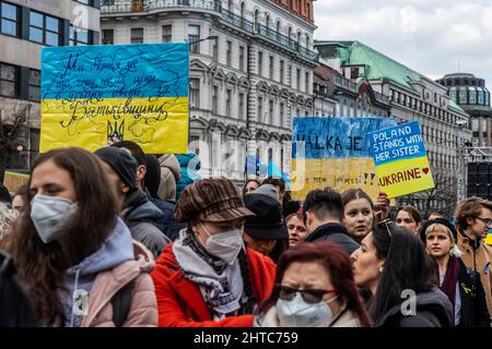 PRAGA, REPUBBLICA CECA - 27 FEBBRAIO 2022: Protesta contro l'invasione russa dell'Ucraina a Praga, Repubblica Ceca. Foto Stock