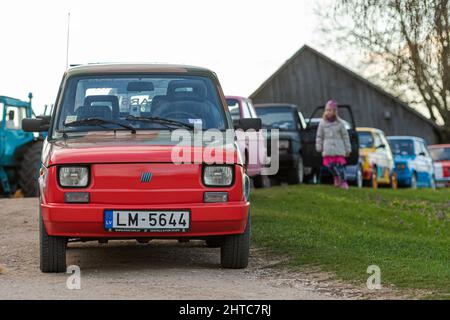 Madona, Lettonia - 01 maggio 2021: Fila di colorate ed eleganti auto d'epoca Fiat 126 PanCars a noleggio, PanCars è un elegante noleggio auto compatto per team buildin Foto Stock