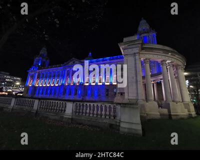 Illuminato blu Belfast City Hall di notte nel Regno Unito Foto Stock