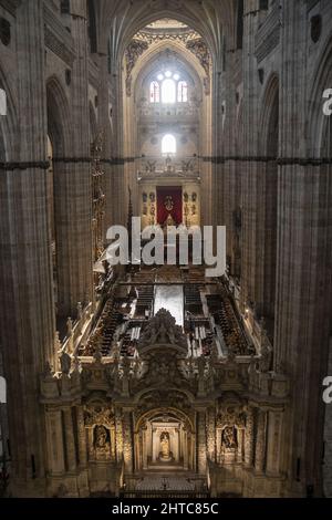 Alto angolo di ripresa all'interno del vecchio medievale romanico / gotico, cattedrale di Salamanca Foto Stock