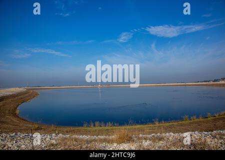 Pompe acqua alla rete fognaria impianto di trattamento. L'acqua trattata viene poi usato per irrigazione e uso agricolo. Fotografato vicino Hadera, Israele Foto Stock