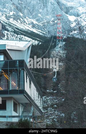 Colpo verticale della funivia a Zugspitze, la montagna più alta della Germania. Foto Stock