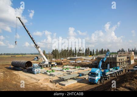 I tubi dell'acqua di diametro grande sono messi nel terreno Foto Stock