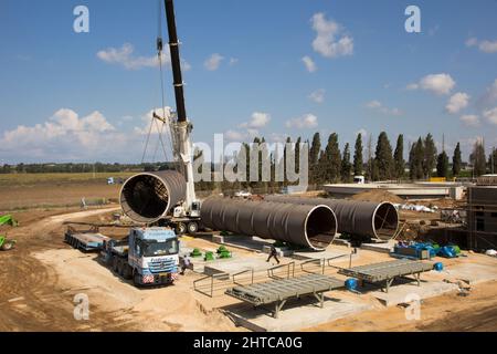 I tubi dell'acqua di diametro grande sono messi nel terreno Foto Stock