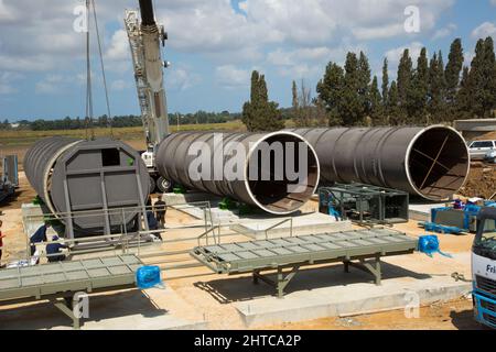 I tubi dell'acqua di diametro grande sono messi nel terreno Foto Stock