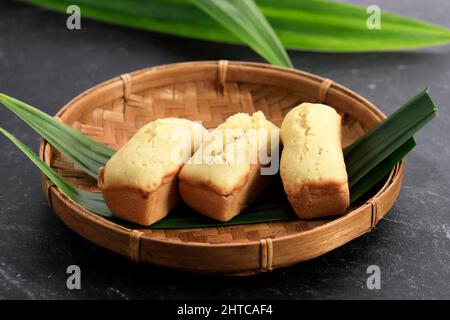 KUE Balok, popolare Street Food da West Java, Indonesia. Su Black Table Foto Stock