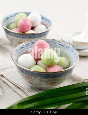 Wedang Ronde Jahe è palle di riso glutinose con zenzero e sciroppo di zucchero di palma. Popolare come Tangyuan nella cultura cinese, mangiare al Dongzhi Festival, Imlek, AN Foto Stock