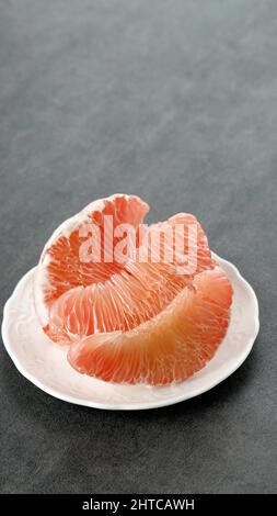 Frutta di pomelo sul piatto. Pompelmo, jeruk Bali, o Bali Pomelo frutta. Le grandi arance in Indonesia sono conosciute come Bali Oranges o Jeruk Bali. Foto Stock