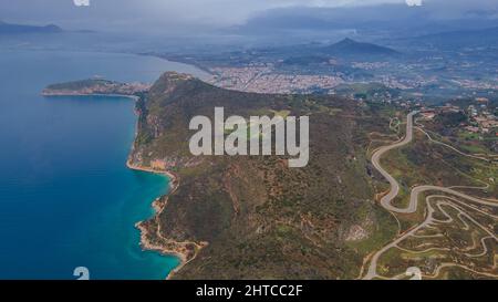 Vista di Navplio, come visto dalla spiaggia di Carathonas, Grecia Foto Stock