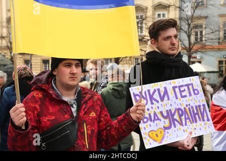 Cracovia. Cracovia. Polonia. Protesta contro la guerra russa con l'Ucraina riunendo espatriati e residenti ucraini e bielorussi con il sostegno polacco Foto Stock