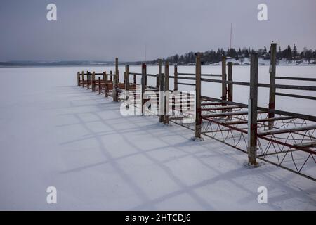 Il molo pubblico per le barche presso il lago Skaneateles, uno dei Finger Lakes dello stato di New York, è chiuso per l'inverno, mostrato qui durante una giornata fredda con la Th Foto Stock