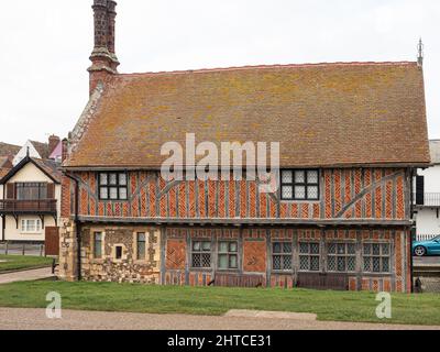 Il Tudor Aldeburgh, con il suo telaio in legno, si affaccia sul lungomare di Aldeburgh Foto Stock