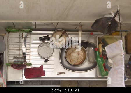 Vista dall'alto di un lavandino della cucina sporco pieno di piatti Foto Stock