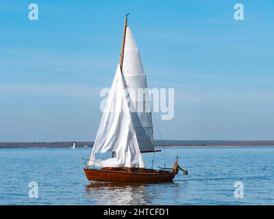 la barca a vela in legno naviga in una splendida giornata di primavera Foto Stock