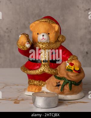 Decorazione natalizia mini candela luce in forma di un orso vestito come Babbo Natale Foto Stock