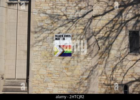 Un cartello nero sulla materia viva apparsi su un muro di pietra sul lato sud di Chicago. Foto Stock