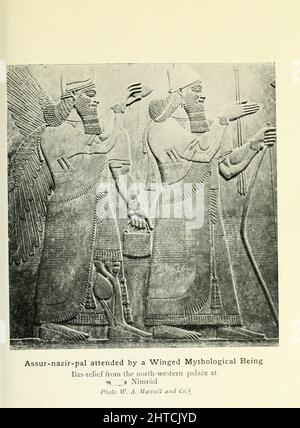 Assur-nazir-pal (Ashurnasirpal) presenziato da un Winged mitologico essere bassorilievo dal palazzo nord-occidentale a Nimrud dal libro 'Miti e leggende di Babylonia & Assiria ' di Lewis Spence, pubblicato Londra : Harrap 1916 Foto Stock