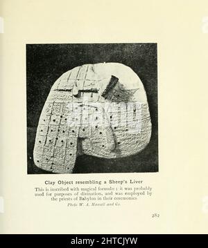 Oggetto di argilla simile a quello di un fegato di pecora questo è inscritto con formule magiche; probabilmente è stato usato per scopi di divinazione, ed è stato impiegato dai sacerdoti di Babilonia nelle loro cerimonie dal libro 'Miti e leggende di Babilonia & Assiria ' di Lewis Spence, pubblicato a Londra : Harrap 1916 Foto Stock