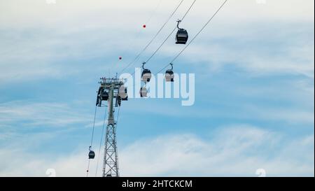 Cabinovie a Singapore sotto un cielo nuvoloso Foto Stock