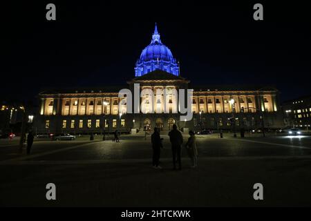 San Francisco, Stati Uniti. 27th Feb 2022. Vista del Municipio di San Francisco illuminato nei colori della bandiera Ucraina. A seguito dell'invasione russa in Ucraina, molti edifici e architetture in tutto il mondo illuminate nei colori della bandiera Ucraina, blu e giallo. (Foto di Michael ho Wai Lee/SOPA Images/Sipa USA) Credit: Sipa USA/Alamy Live News Foto Stock