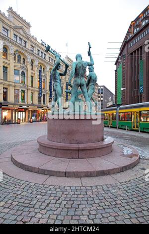 Kolmen sepän patsas (statua di tre Smiths) a Helsinki, Finlandia. Foto Stock