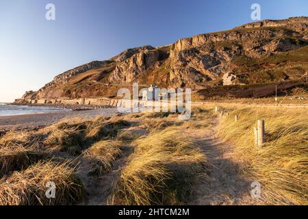 Great Orme headland from Llandudno West Shore on the North Wales Coast Foto Stock